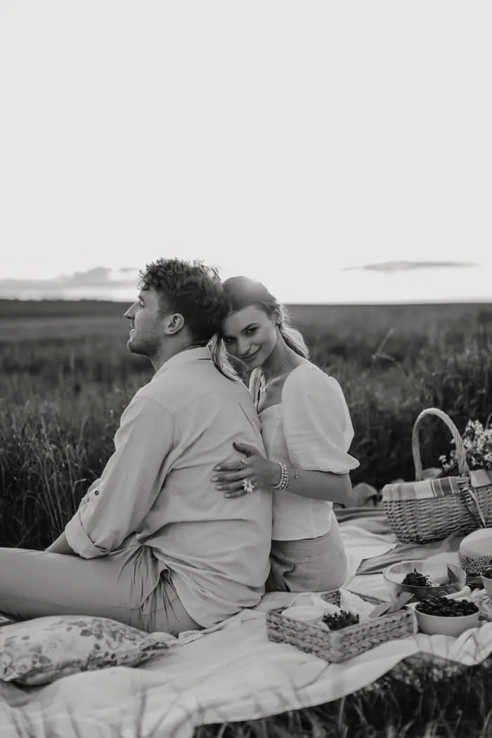 Renata y Andrés sentados junto a la canasta