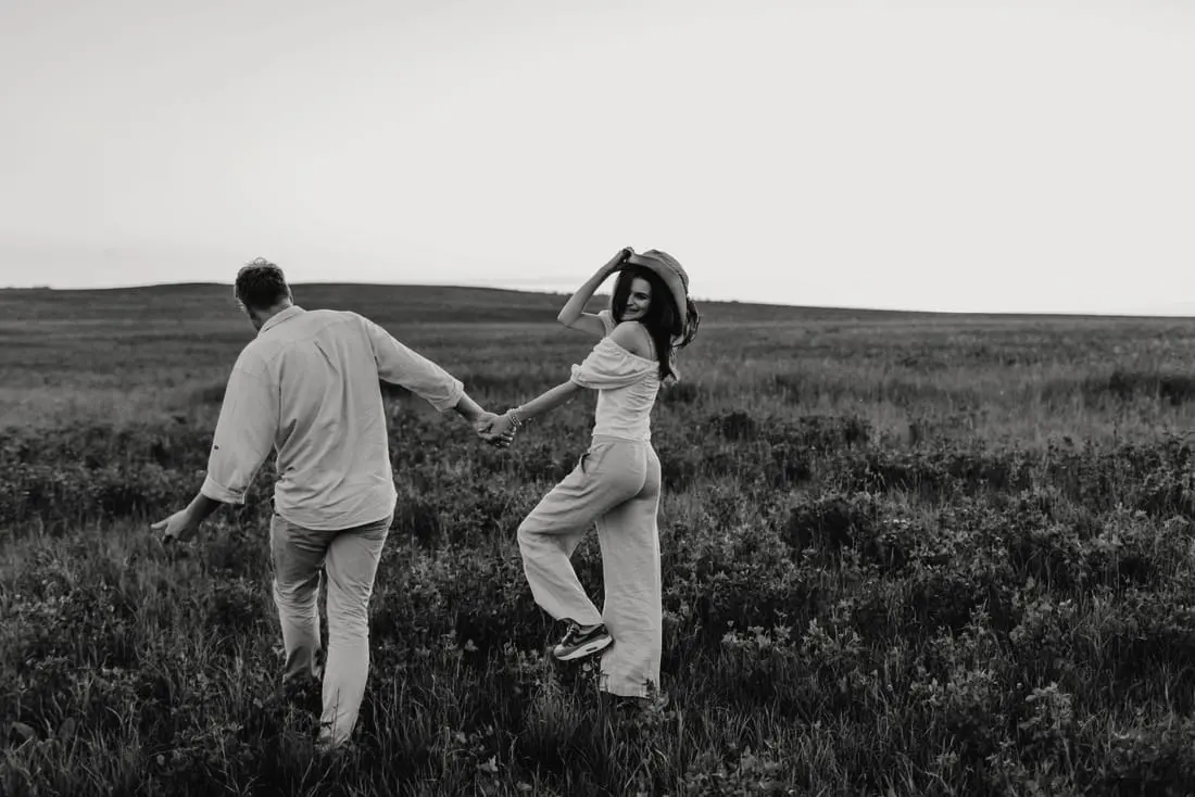 Renata y Andrés caminan de la mano por el campo