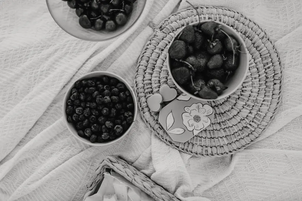 Fresas y arándanos en cuencos sobre el mantel