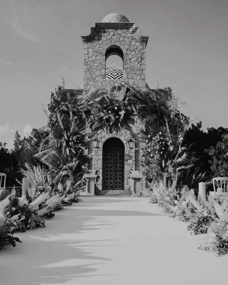 La capilla de la quinta, con el pasillo montado para la ceremonia